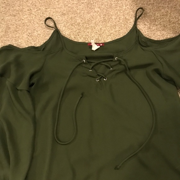 Adorable Off the shoulder Flowy Blouse EUC - small - Picture 2 of 2